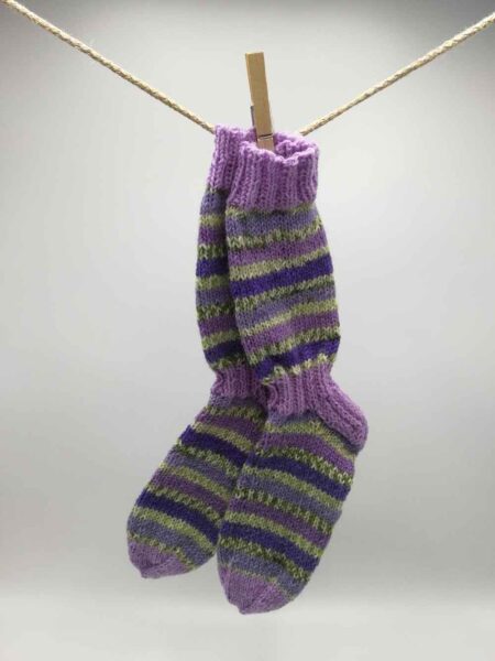 Villasukat_lasten_kasinkudotut_vaaleanliilaraidallinen