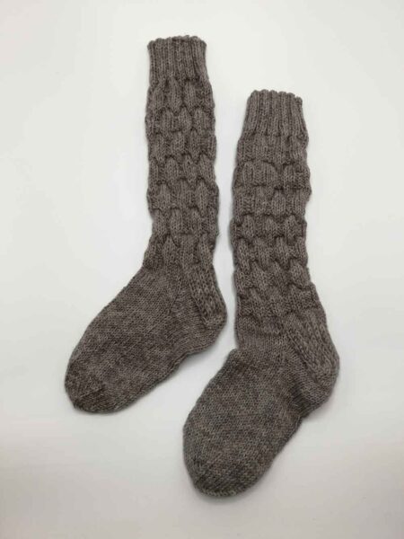 Kasinneulotut_pitkavartiset_villasukat_vaaleanruskea