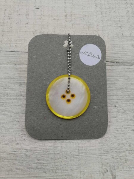 Avaimenperä, keltainen nappi