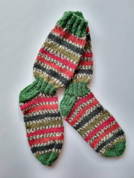 Lasten_pikavartiset_neulotut_villasukat_vihrea