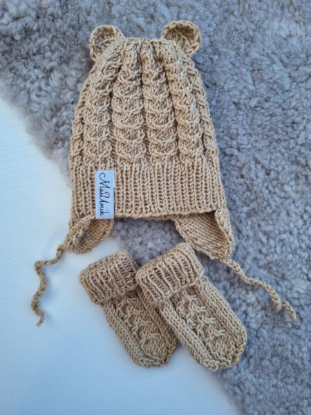 Vastasyntyneen_neulotut_asusteet