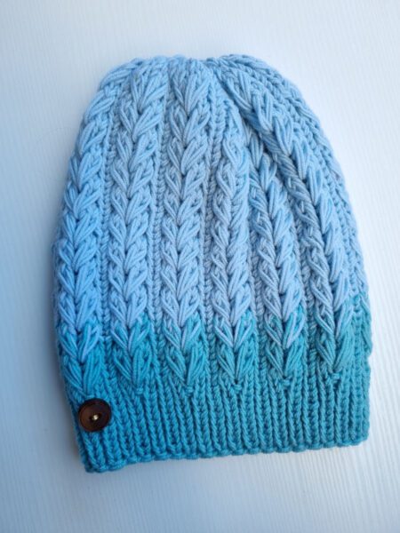 Neulottu_pipo_aikuiselle_vaaleansininen